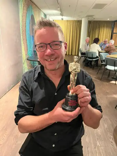 Afbeelding over remco hendriksen ontvangt rinus paskamp-award
